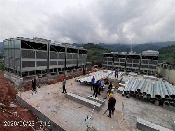 玻璃鋼冷卻塔在如今的社會上越來越受歡迎,玻璃鋼冷卻塔如向修補拼接縫