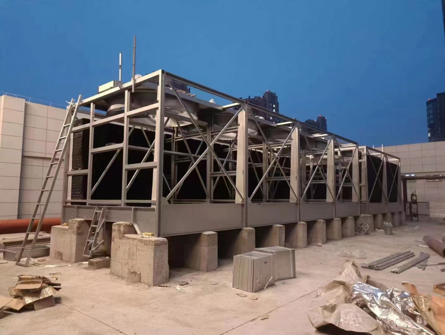 開式冷卻塔和閉式冷卻塔有什么區別？,開式冷卻塔和閉式冷卻塔